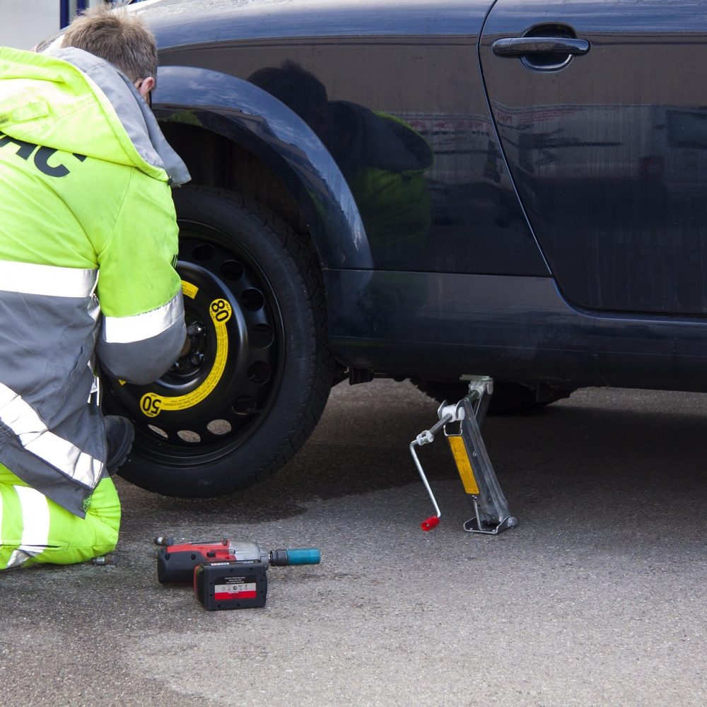flat-tire-76563_1920
